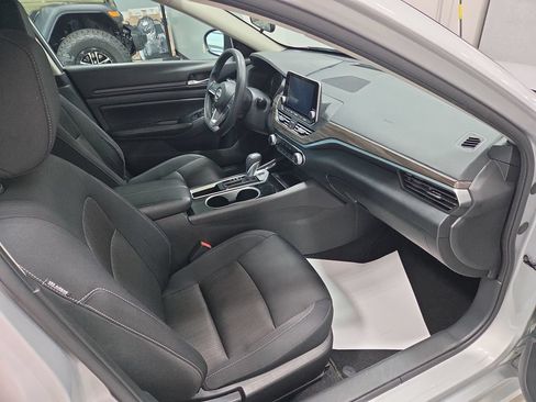 Used 2024 Nissan Altima 2.5 SV FWD image 19