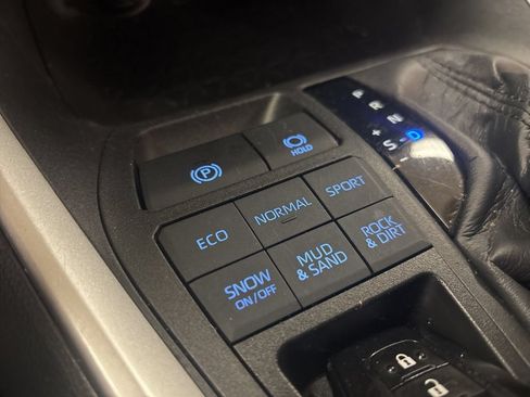 Used 2021 Toyota RAV4 XLE AWD/4WD image 14
