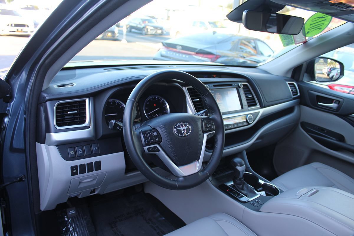 Used 2018 Toyota Highlander XLE w/ Carpet Mat Package (TMS) FWD image 19