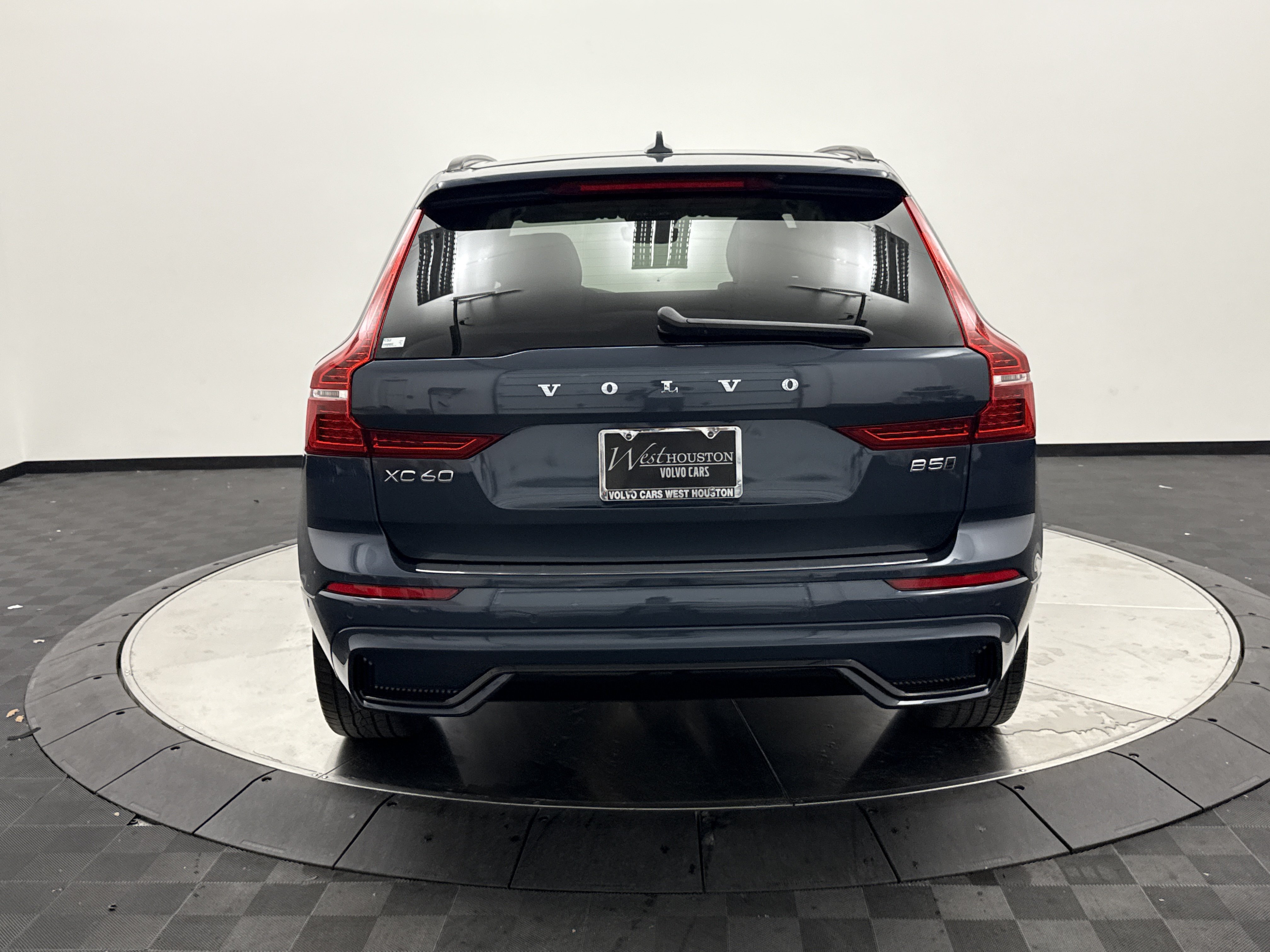 Used 2024 Volvo XC60 B5 Plus w/ Protection Package Premier AWD/4WD image 6