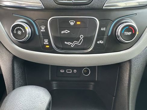 Used 2023 Chevrolet Equinox LS image 31