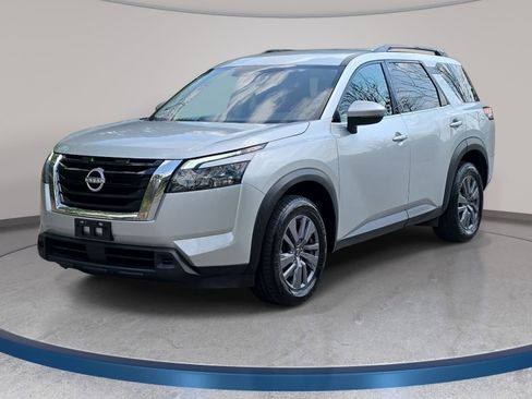 Used 2024 Nissan Pathfinder SV image 1