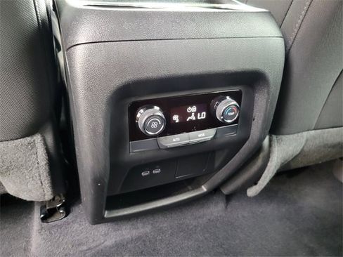 Used 2025 Chevrolet Traverse LT image 18