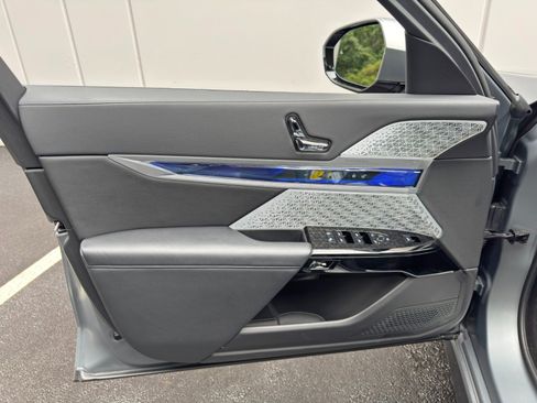 Used 2023 BMW 760i xDrive AWD/4WD image 49