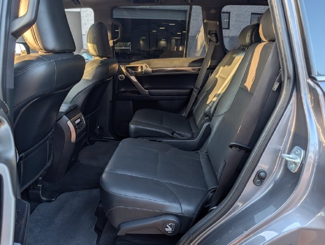 Used 2021 Lexus GX 460 Luxury w/ Sport Design Package AWD/4WD image 13