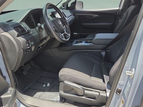 Used 2025 Honda Ridgeline Sport image 9