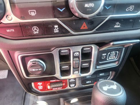 Used 2025 Jeep Wrangler Unlimited Rubicon image 13