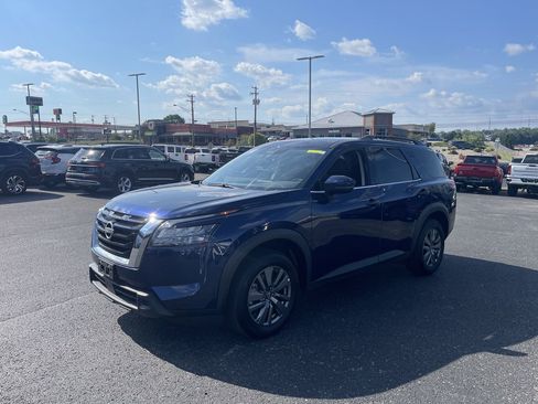 Used 2025 Nissan Pathfinder SV image 1