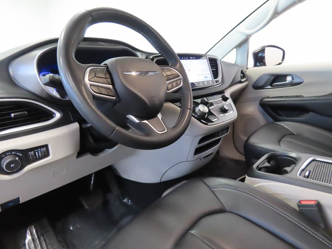 Used 2024 Chrysler Pacifica Touring-L FWD image 8