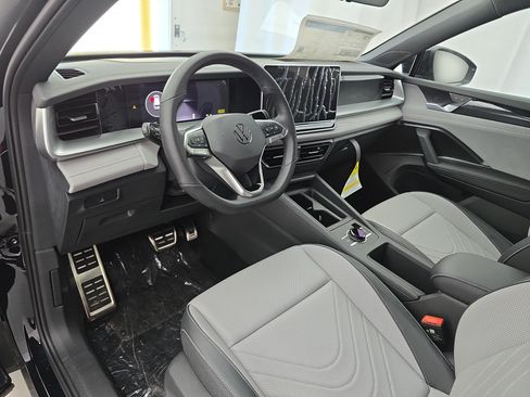 New 2026 Volkswagen Tiguan SE R-Line FWD image 16