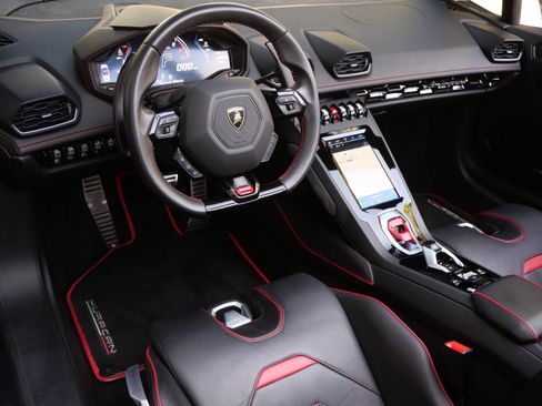 Used 2021 Lamborghini Huracan EVO image 17