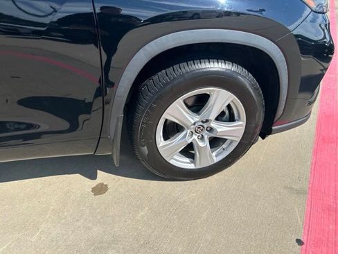 Used 2022 Toyota Highlander L FWD image 17