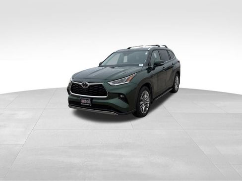 Used 2025 Toyota Highlander Platinum image 12