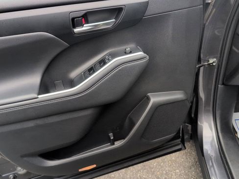 Used 2022 Toyota Highlander XLE image 8