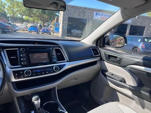 Used 2015 Toyota Highlander Plus FWD image 40