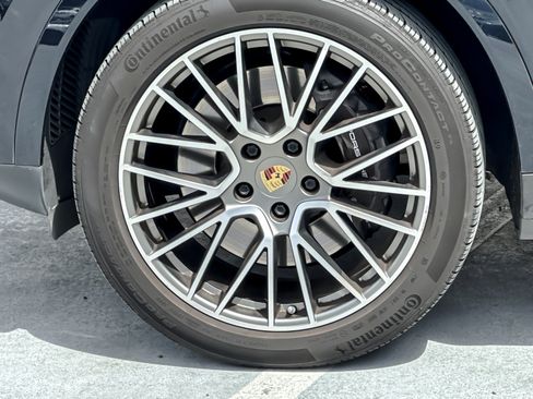 Used 2023 Porsche Cayenne Platinum Edition AWD/4WD image 26