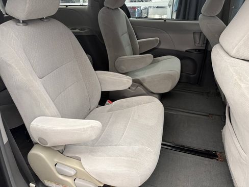Used 2017 Toyota Sienna LE AWD/4WD image 24