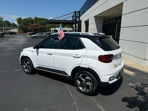 Used 2025 Hyundai Venue Limited FWD image 3