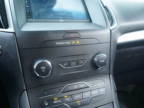 Used 2020 Ford Edge SE image 12