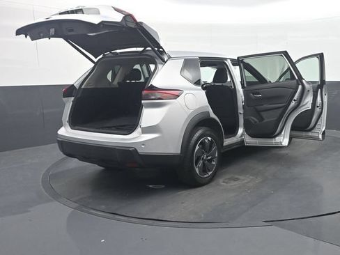 Used 2025 Nissan Rogue SV AWD/4WD image 39