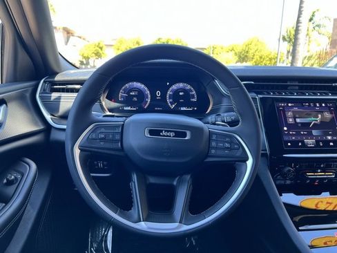 Used 2023 Jeep Grand Cherokee L Laredo image 24