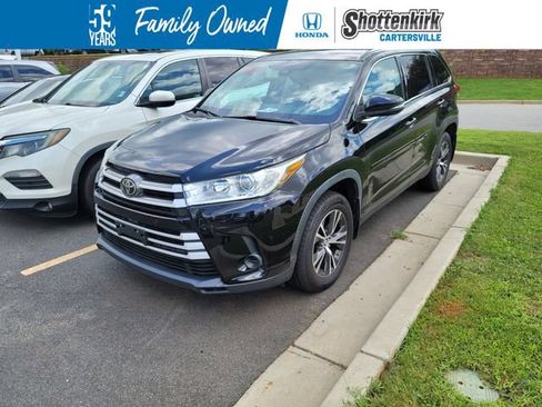 Used 2019 Toyota Highlander LE FWD image 1