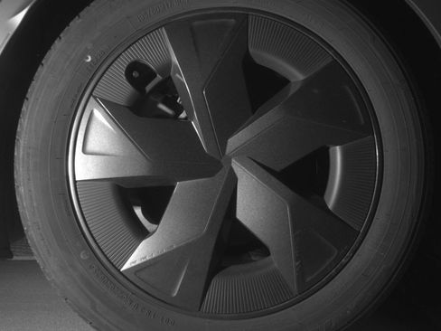 Used 2025 Toyota Prius LE FWD image 18