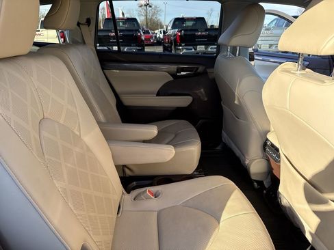 Used 2021 Toyota Highlander Platinum image 34