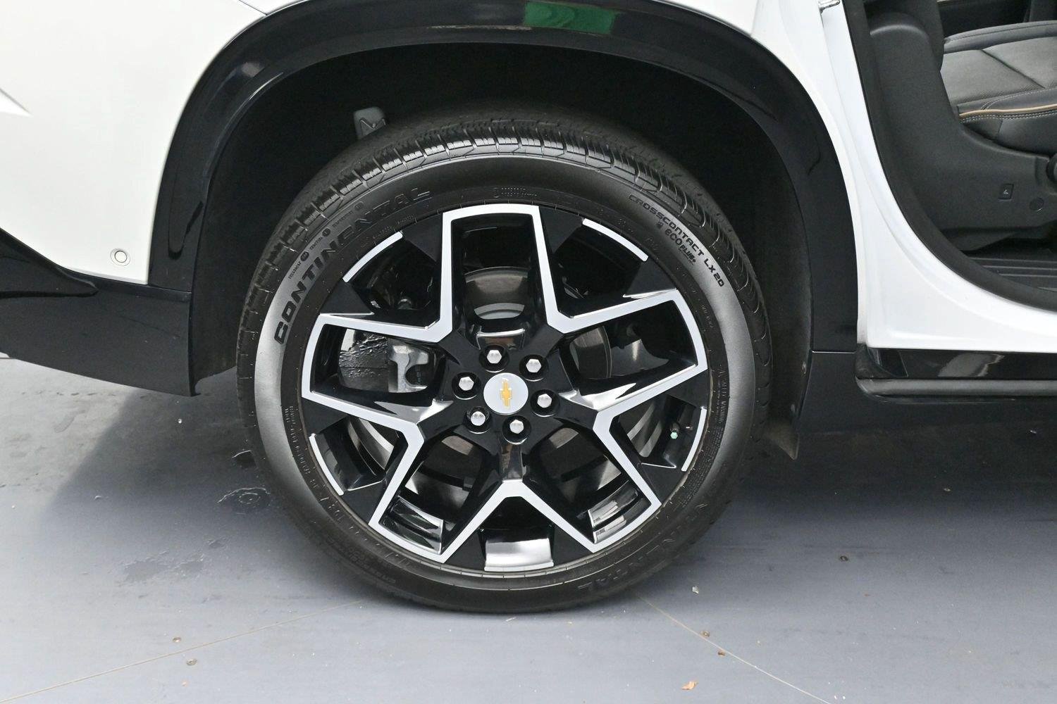 Used 2025 Chevrolet Traverse High Country FWD image 37