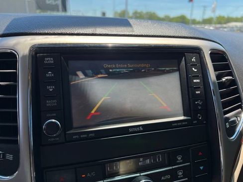 Used 2011 Jeep Grand Cherokee Limited w/ Trailer Tow Group IV AWD/4WD image 19