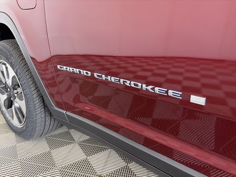 Used 2023 Jeep Grand Cherokee 4WD 4xe w/ Luxury Tech Group II image 17