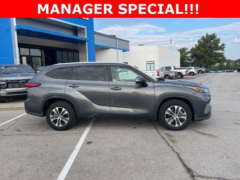 Used 2023 Toyota Highlander XLE image 2