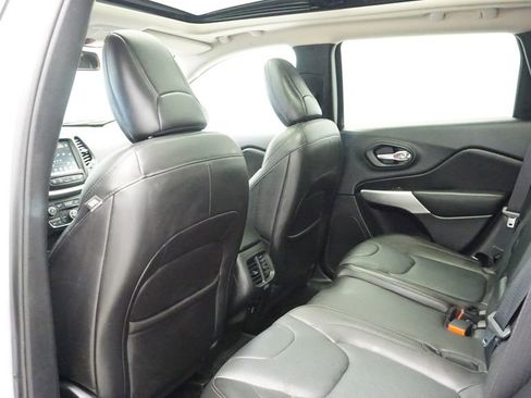 Used 2016 Jeep Cherokee Overland w/ Technology Group image 18