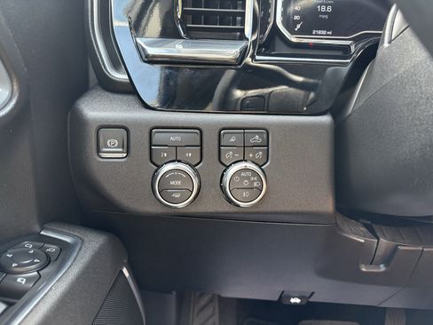 Used 2025 GMC Sierra 1500 SLT AWD/4WD image 18