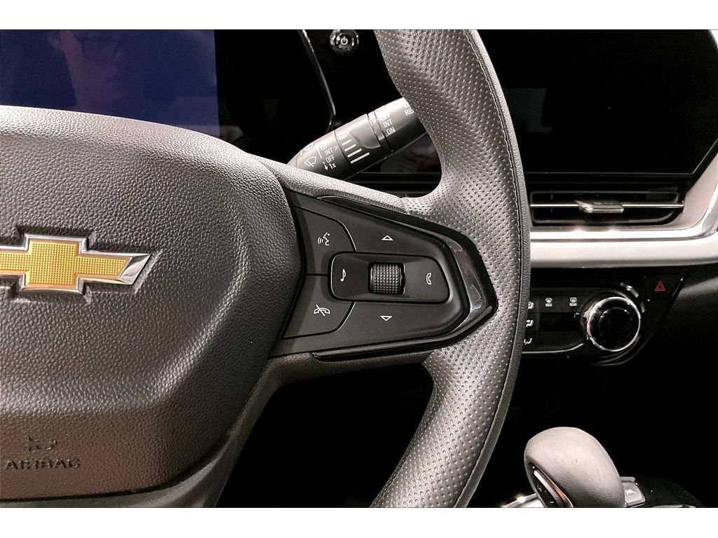 Used 2025 Chevrolet Trax LT FWD image 11