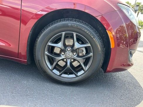 Used 2019 Chrysler Pacifica Touring-L Plus w/ S Appearance Package image 8