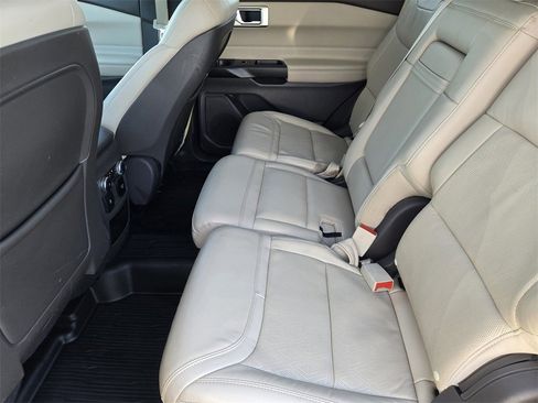 Used 2020 Ford Explorer Platinum w/ Premium Technology Package image 28