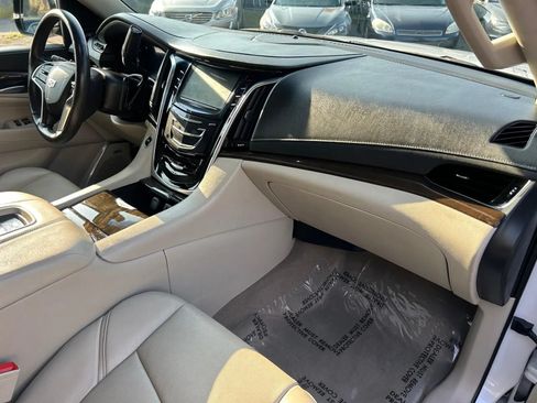 Used 2018 Cadillac Escalade Luxury RWD image 15