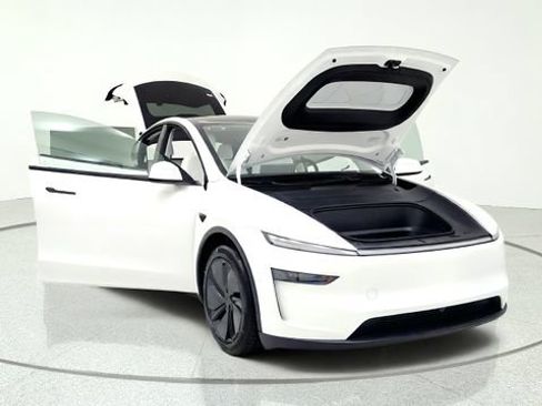 Used 2026 Tesla Model Y AWD image 11
