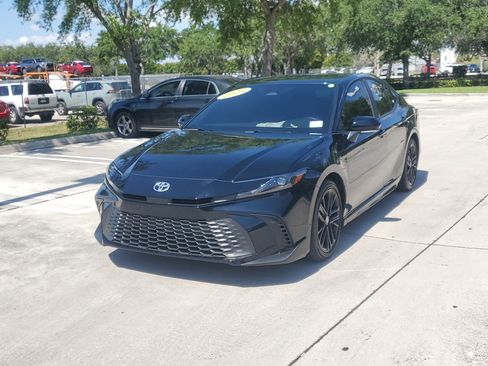 Certified 2025 Toyota Camry SE FWD image 7