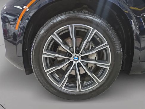 Used 2025 BMW X5 xDrive40i w/ M Sport Package AWD/4WD image 9