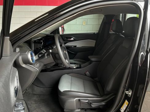 Used 2025 Chevrolet Trax LT FWD image 10