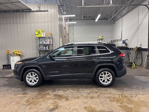 Used 2016 Jeep Cherokee Latitude w/ Safety/Convenience Group AWD/4WD image 8