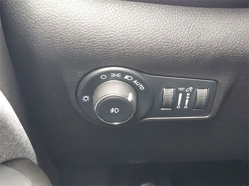 Used 2023 Jeep Compass Latitude image 19