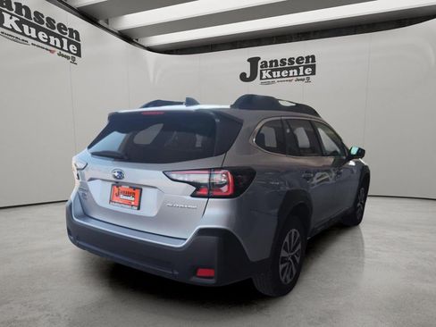 Used 2025 Subaru Outback Premium AWD/4WD image 3