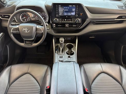 Used 2022 Toyota Highlander XSE AWD/4WD image 16