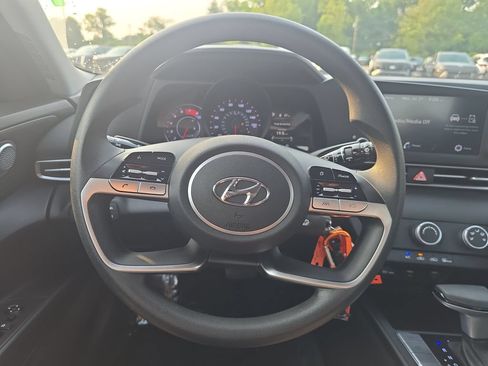 Used 2023 Hyundai Elantra SE FWD image 19