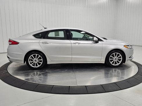 Used 2017 Ford Fusion SE w/ Fusion SE Technology Package FWD image 7