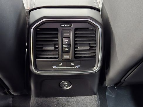 Used 2025 Porsche Macan Base image 12