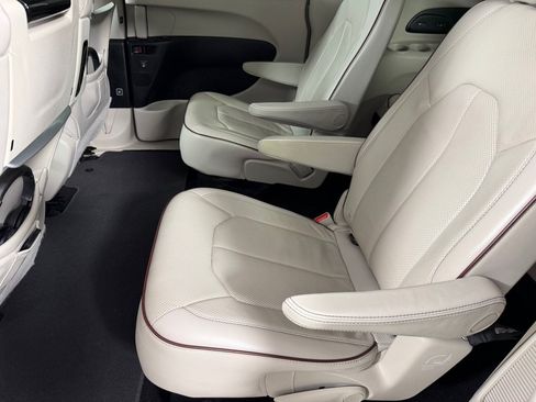 Used 2018 Chrysler Pacifica Limited FWD image 18